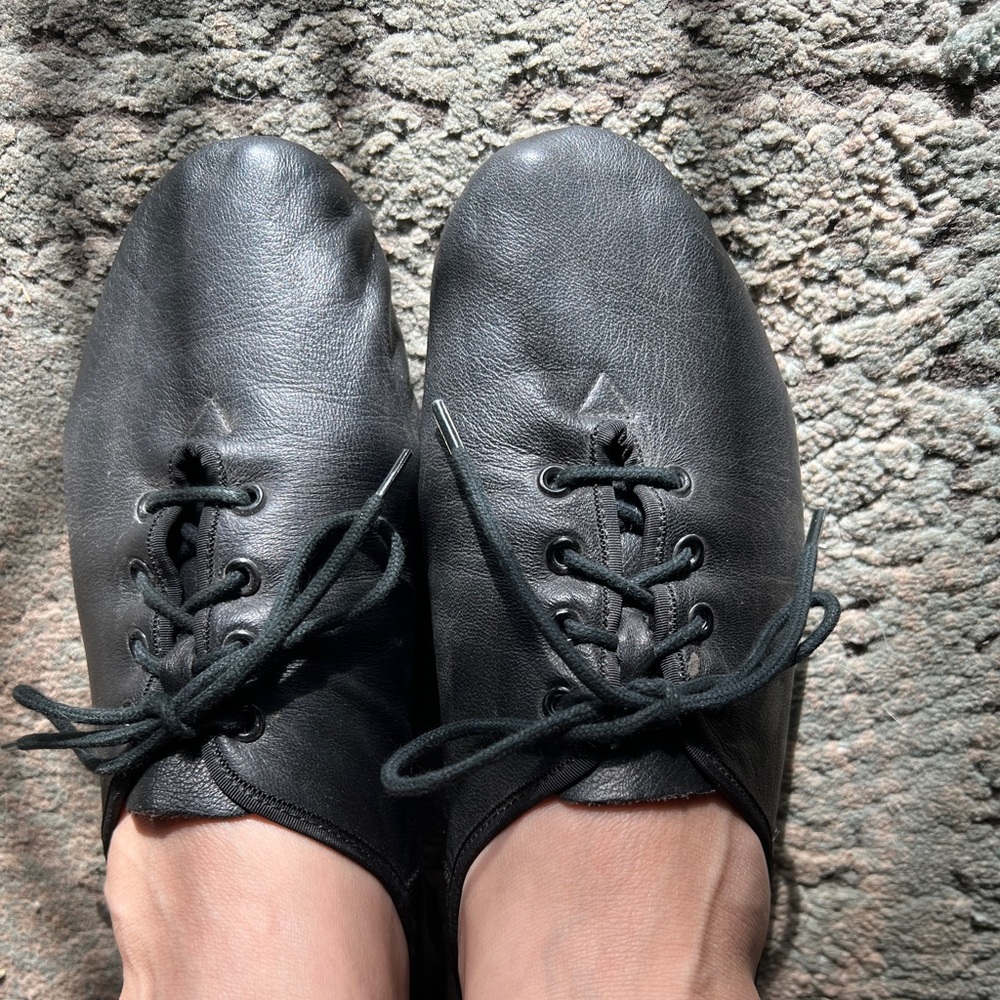 Leo’s ladies split sole jazz shoe. NWOT